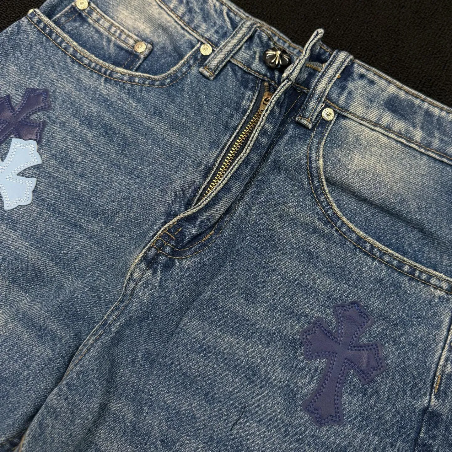 P280 Style number: D379 Chrome hearts CH grams new classic cross patch leather jeans Size: s-XXL (28 30 32 34 36) Color: washed blue Size reference 28 pants length 100 waist circumference 72 30 pants length 101 waist circumference 76 32 pants length 103 waist circumference 80 34 pants length 104 waist circumference 84 36 pants length 106 waist circumference 88